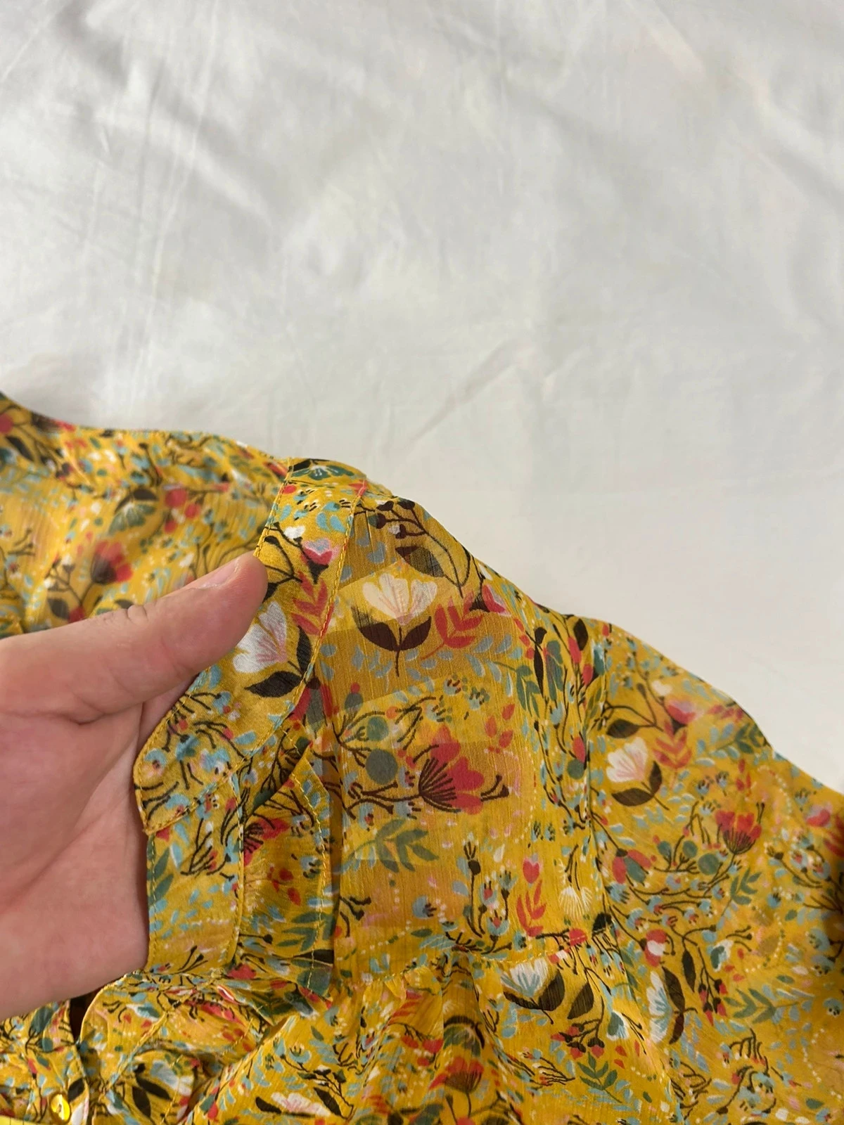 Gele mosterd blouse met lange mouwen en vintage patroon met transparant effect en kant – photo 10
